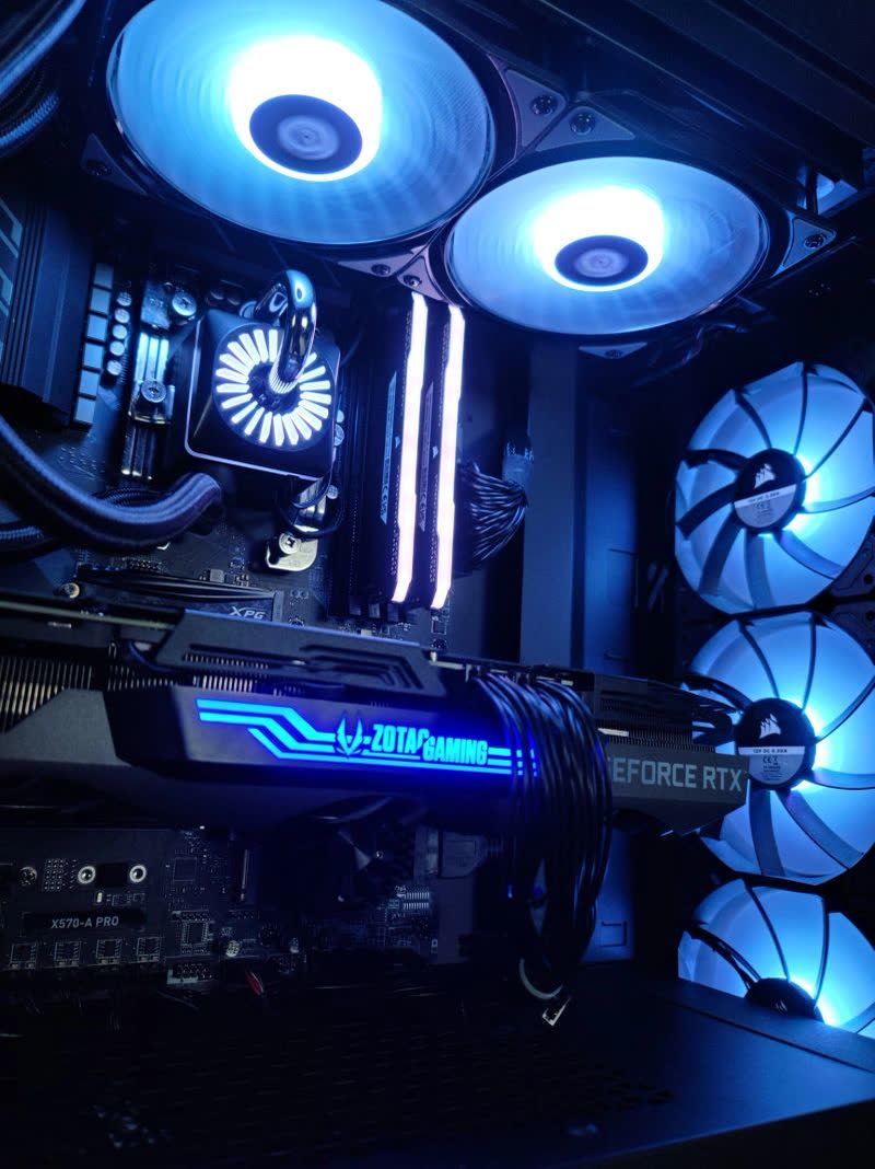 Interior de PC gamer con iluminación RGB